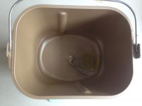 面包桶里加上水、盐和油