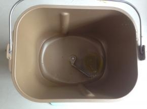 面包桶里加上水、盐和油