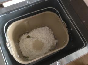 加入面粉和酵母，放入面包机里，选择和面程序20分钟