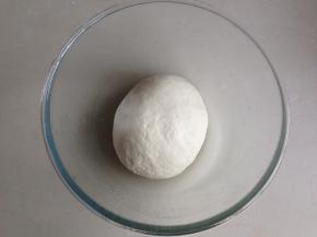 室温高，面团和好后，取出来，放在盆子里，盖上保鲜膜，室温发酵40分钟