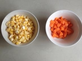 在等待发酵的过程中，准备其他材料。将玉米刨下来，胡萝卜切粒，都要吸干多余的水份