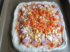 放上玉米和胡萝卜粒