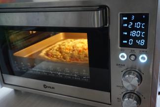 放入已经提前预热上火210度，下火180度的东菱K40C烤箱下层，烘烤15分钟左右