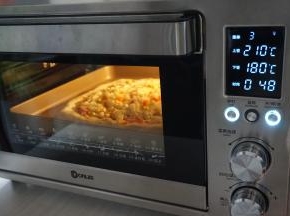 放入已经提前预热上火210度，下火180度的东菱K40C烤箱下层，烘烤15分钟左右