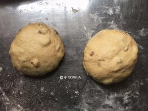 将发酵好的面团取出，充分排气后，平均分为2份，揉圆后盖保鲜膜，松弛15分钟