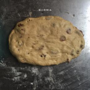 松弛好的面团排气，擀开，卷起