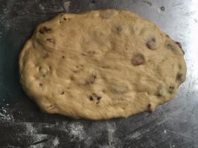 松弛好的面团排气，擀开，卷起