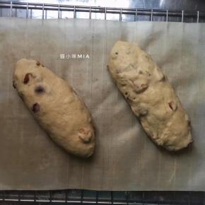 放在烤盘或油纸上，面团表面喷水