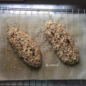 撒上燕麦片、白芝麻、黑芝麻，放在温暖处进行最后发酵