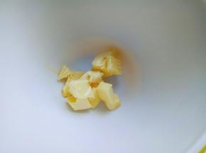 黄油室温软化。(室温自然软化即可)