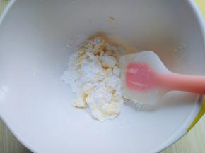 用硅胶铲翻拌均匀。(这样避免启动打蛋器时糖粉飘扬。)