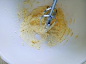 启动电动打蛋器将黄油打发。