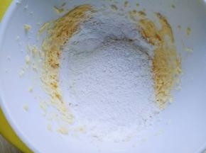 筛入低筋面粉。