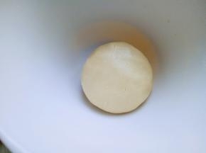 再手揉成面团，室温静止10分钟。