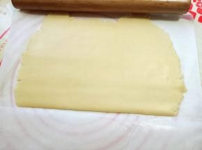 将面团取出放在硅胶垫上，用擀面杖擀薄片，可以垫上一张油纸，这样擀出来的薄片比较光滑。(不要太薄，约3mm的样子)