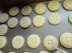 取一根牙签，用粗的一头在圆形里扎4个对称的孔。