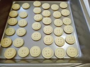 依次做完，这时烤箱预热，150度预热5分钟。
将烤盘送入烤箱中层，150度烤10分钟。(具体时间及温度要根据自家烤箱性能来定)