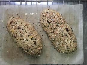 最后发酵完成后，将面团放进已预热好的烤箱中层，180度烘焙20分钟