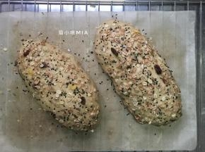 最后发酵完成后，将面团放进已预热好的烤箱中层，180度烘焙20分钟
