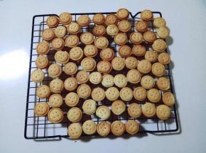 烤好的纽扣饼干，放烤网上晾凉。