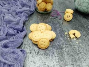 看后面的那块纽扣饼干，我用线穿起来了。(^_^)