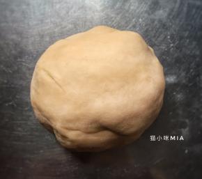 手揉成团，此时的面团是非常硬的，但经过醒发之后，面团的柔软度就刚刚好，用保鲜膜盖好，醒发30分钟