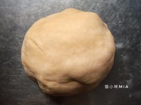手揉成团，此时的面团是非常硬的，但经过醒发之后，面团的柔软度就刚刚好，用保鲜膜盖好，醒发30分钟