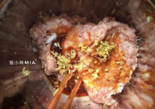 等待面团醒发的时间准备饺子馅料，五花肉剁碎，加入姜汁、盐、糖、酱油、耗油，顺时针搅拌上劲，再加点芝麻油
