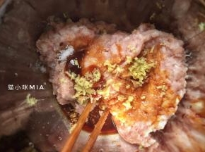 等待面团醒发的时间准备饺子馅料，五花肉剁碎，加入姜汁、盐、糖、酱油、耗油，顺时针搅拌上劲，再加点芝麻油