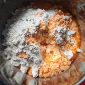 将饺子皮的材料称出，放入盆中