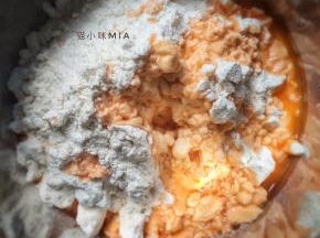 将饺子皮的材料称出，放入盆中