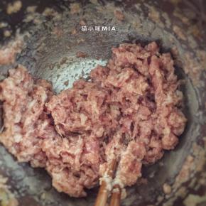 继续努力搅搅搅，必须上劲了，饺子馅才不会散