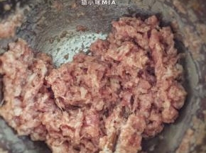继续努力搅搅搅，必须上劲了，饺子馅才不会散