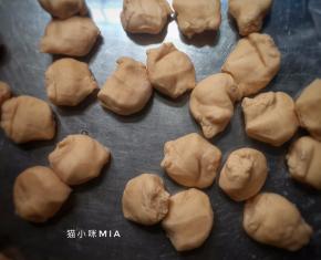 肉馅准备好后，面团也醒发好了，案板上撒上些许干粉，将面团从中间戳个洞，慢慢拉长，搓均匀后平均扭出一个个剂子，再撒上干粉，防止粘连，再用保鲜膜盖好，防止风干