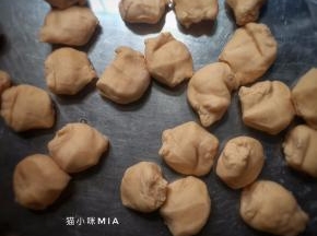 肉馅准备好后，面团也醒发好了，案板上撒上些许干粉，将面团从中间戳个洞，慢慢拉长，搓均匀后平均扭出一个个剂子，再撒上干粉，防止粘连，再用保鲜膜盖好，防止风干