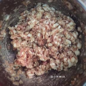 肉馅搅上劲后，再加入切碎了的马蹄，拌匀，为了防止韭菜出水，最后等开始包饺子的时候再加入切好的韭菜