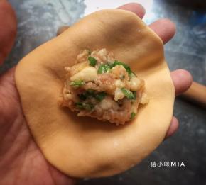 然后就是包饺子啦，四喜饺子的包法很简单，饺子皮对等两边捏起来，再捏紧就可以了