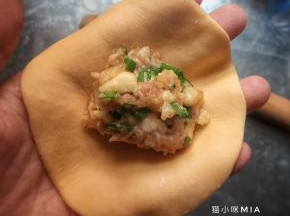 然后就是包饺子啦，四喜饺子的包法很简单，饺子皮对等两边捏起来，再捏紧就可以了