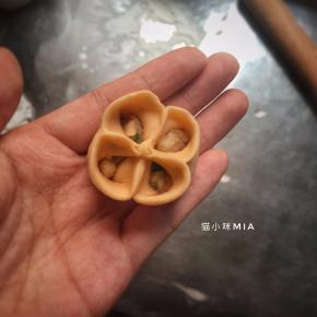 这是四喜饺子包好的样子，我也捏不好，大家知道方法，将就着看看吧