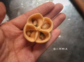 这是四喜饺子包好的样子，我也捏不好，大家知道方法，将就着看看吧