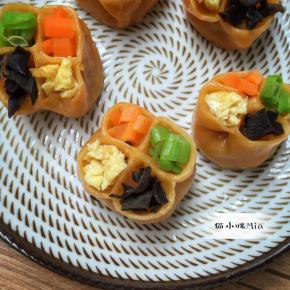 饺子包好后，冷水上锅，大火烧开蒸10分钟，出炉，然后将煎好的鸡蛋切碎，木耳，豆角，胡萝卜煮熟切碎，放在饺子的四个洞里，四喜蒸饺就做好啦