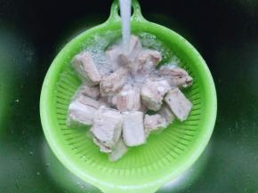 这时肋排也焯好了，用冷水反复冲洗。将肋排上的杂质冲洗干净。