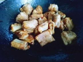 加入肋排，翻炒均匀。