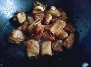 再次翻炒，保持小火。