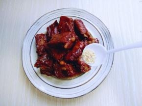 装盘撒上熟白芝麻。