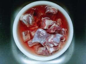 首先将小排泡冷水，反复几次，直至水清澈。(图中是第一遍的水，约10分钟，就这么鲜红，所以一定要用冷水反复泡。)