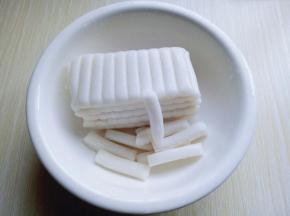 利用这个时间把黏连再一起的年糕掰开，掰成一条一条的。