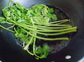 香芹焯水，锅中加入水，大火烧开，放入香芹，烧开捞出立即过冷水。