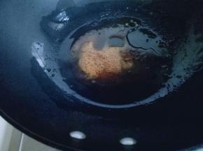 小火慢炒糖，直至融化，颜色变为棕色，如图，