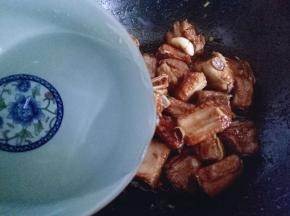 加入水，没过肋排为宜，大火烧开，转小火炖20分钟。